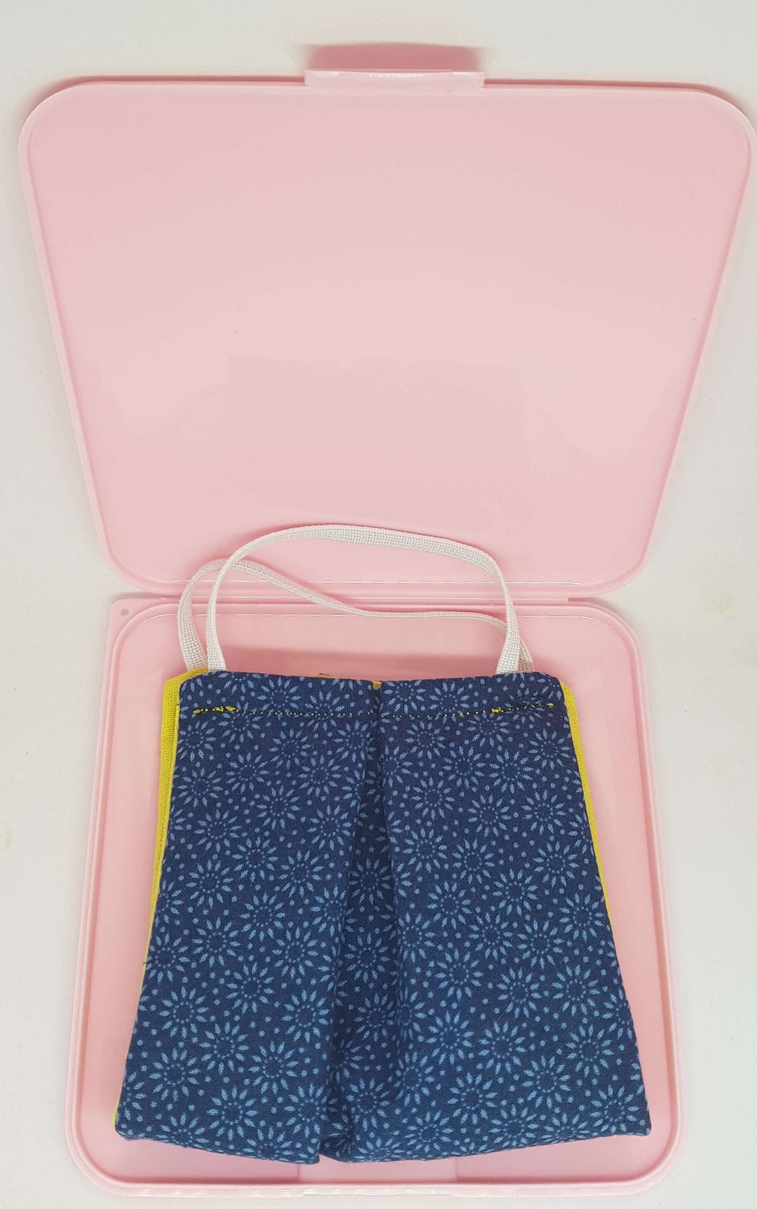 Plastic holder case: "Keep Calm and Sew On/Quilt on". Sewing, quilting.