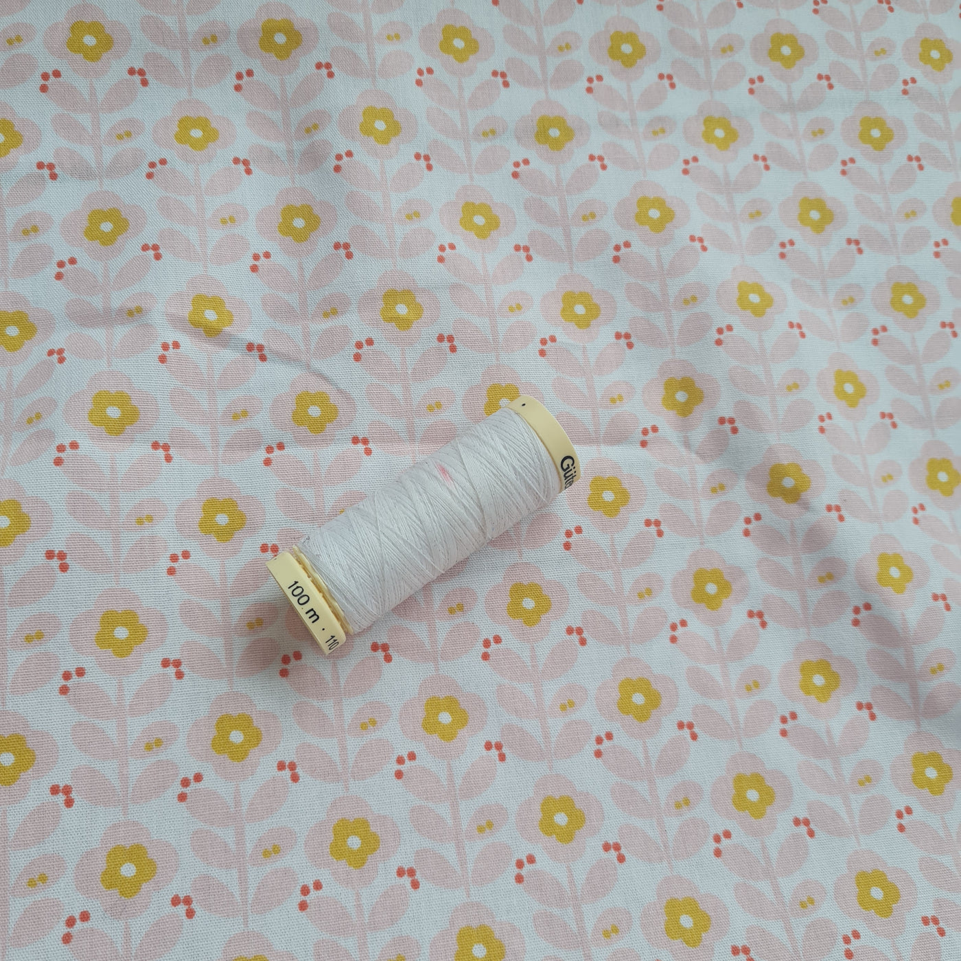 Orla Poppy leaves Poplin 100% cotton fabric x 1/2m. Pink retro floral fabric.